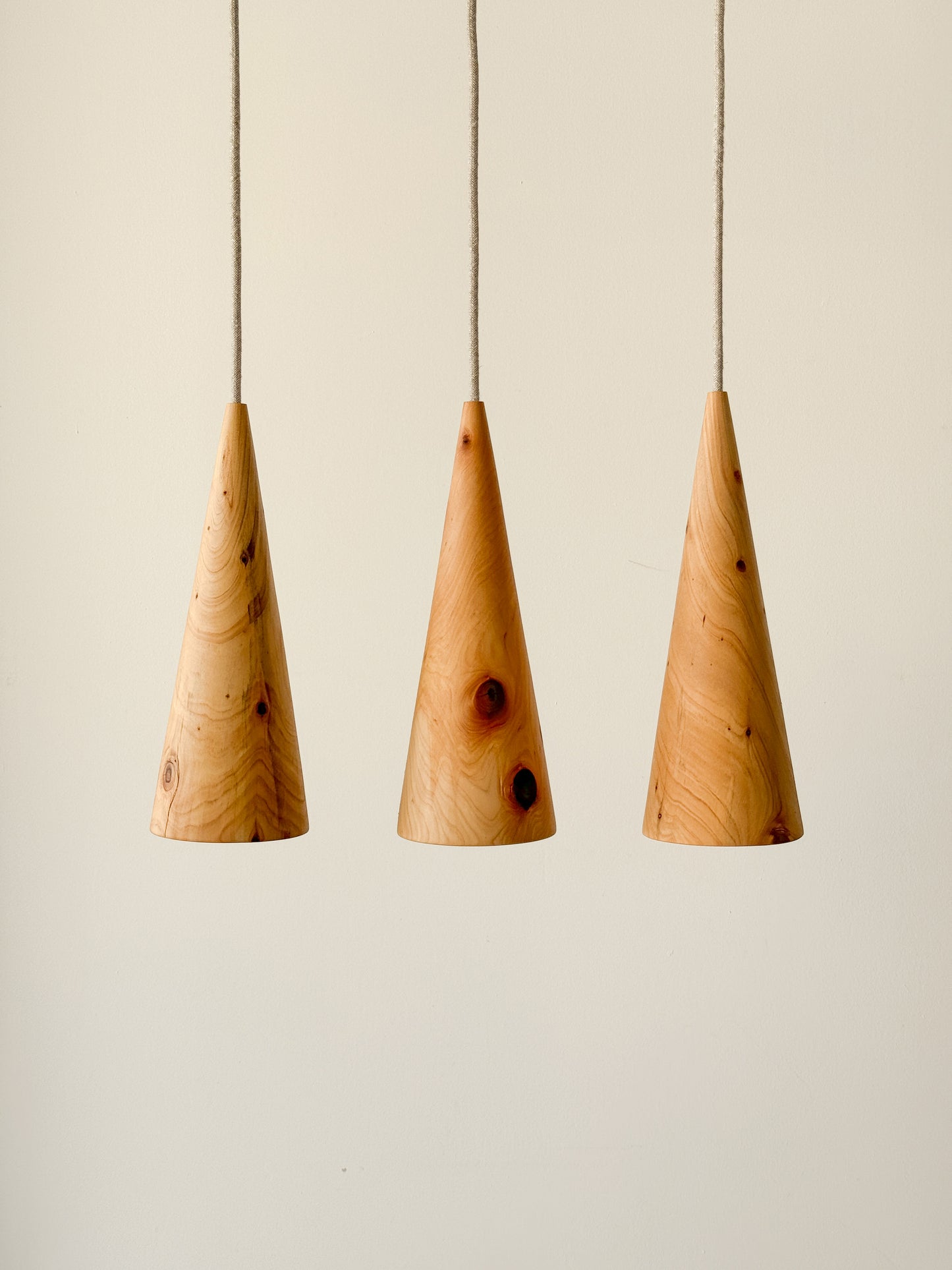 Não há luz sem Sombra | Candeeiro Cónico Suspenso Natural