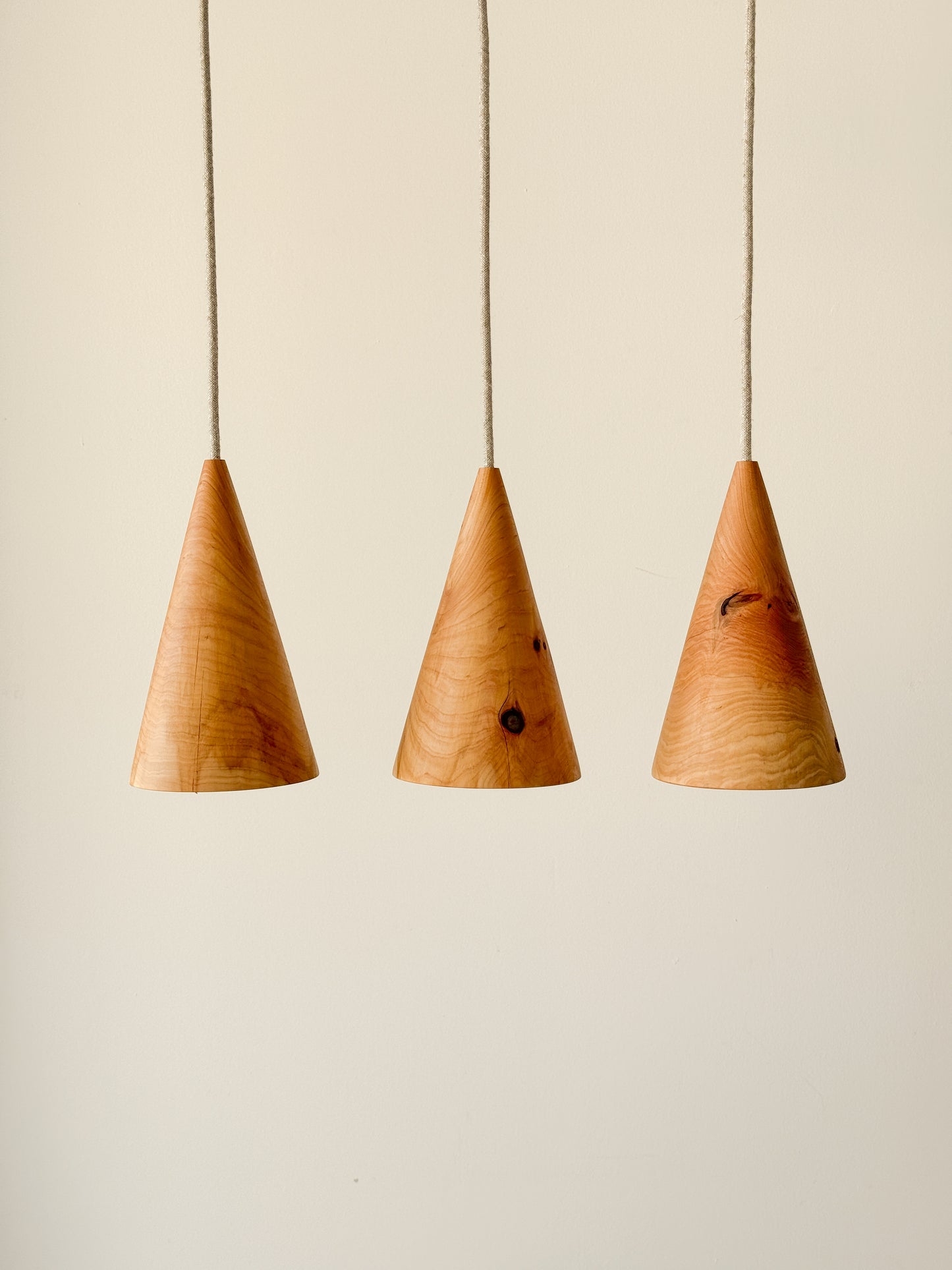 Não há luz sem Sombra | Candeeiro Cónico Suspenso Natural