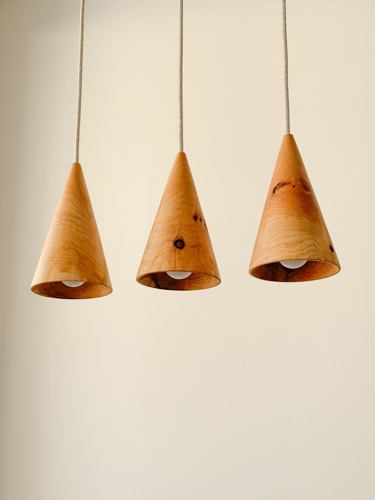 Não há luz sem Sombra | Candeeiro Cónico Suspenso Natural