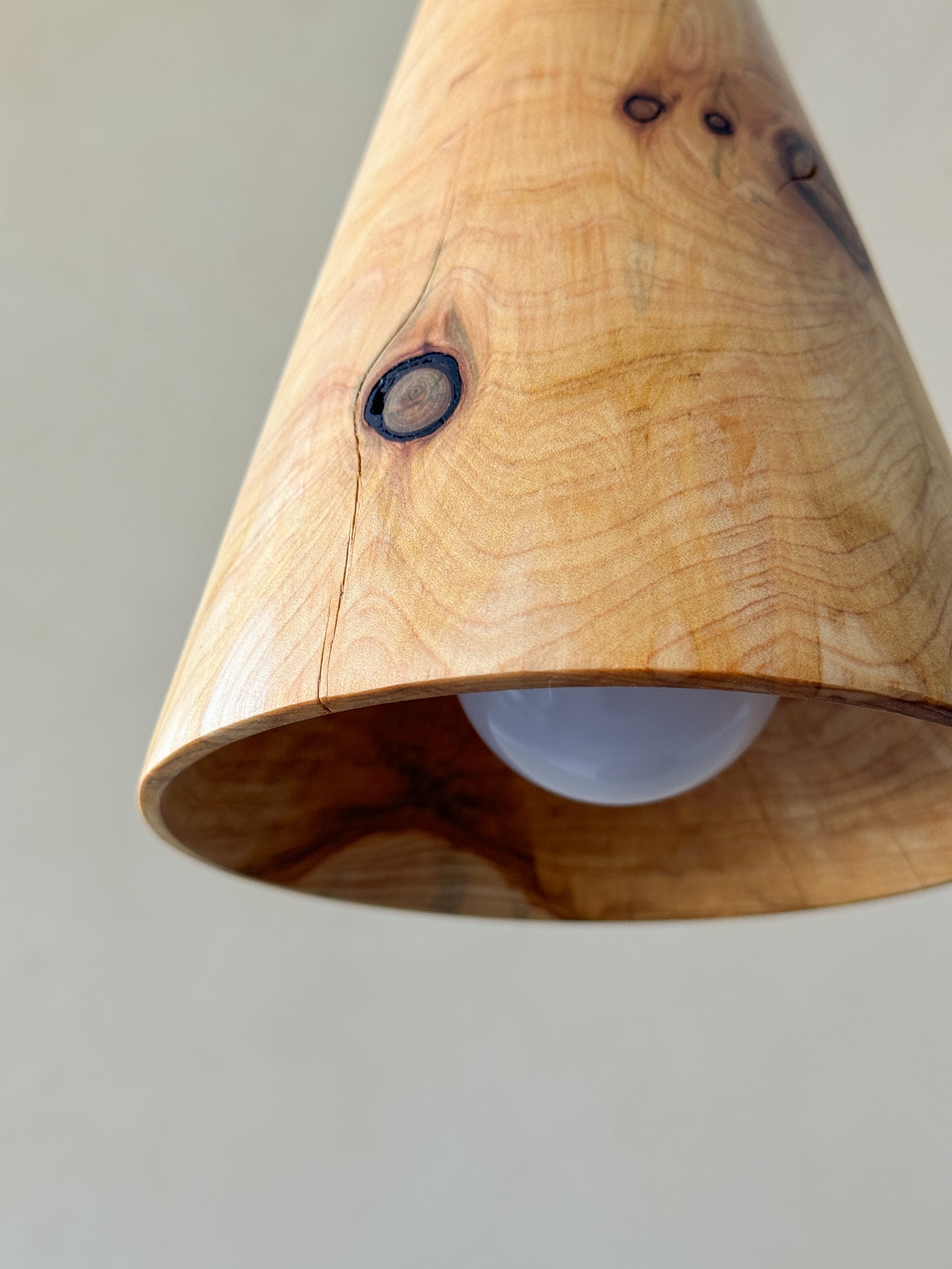 Não há luz sem Sombra | Candeeiro Cónico Suspenso Natural