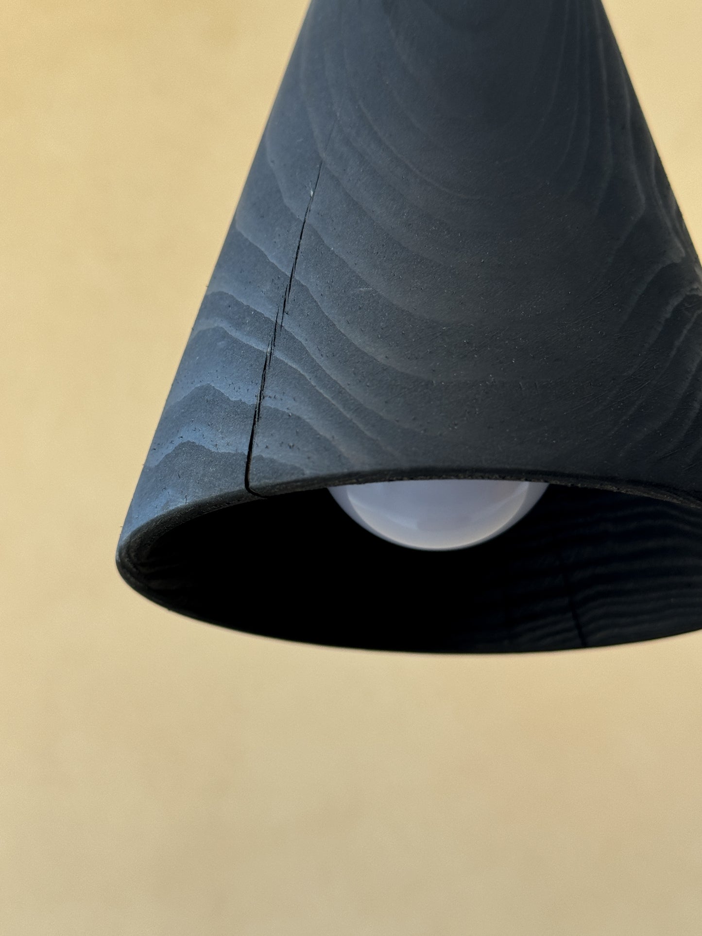 Não há luz sem Sombra | Candeeiro Cónico Suspenso Queimado