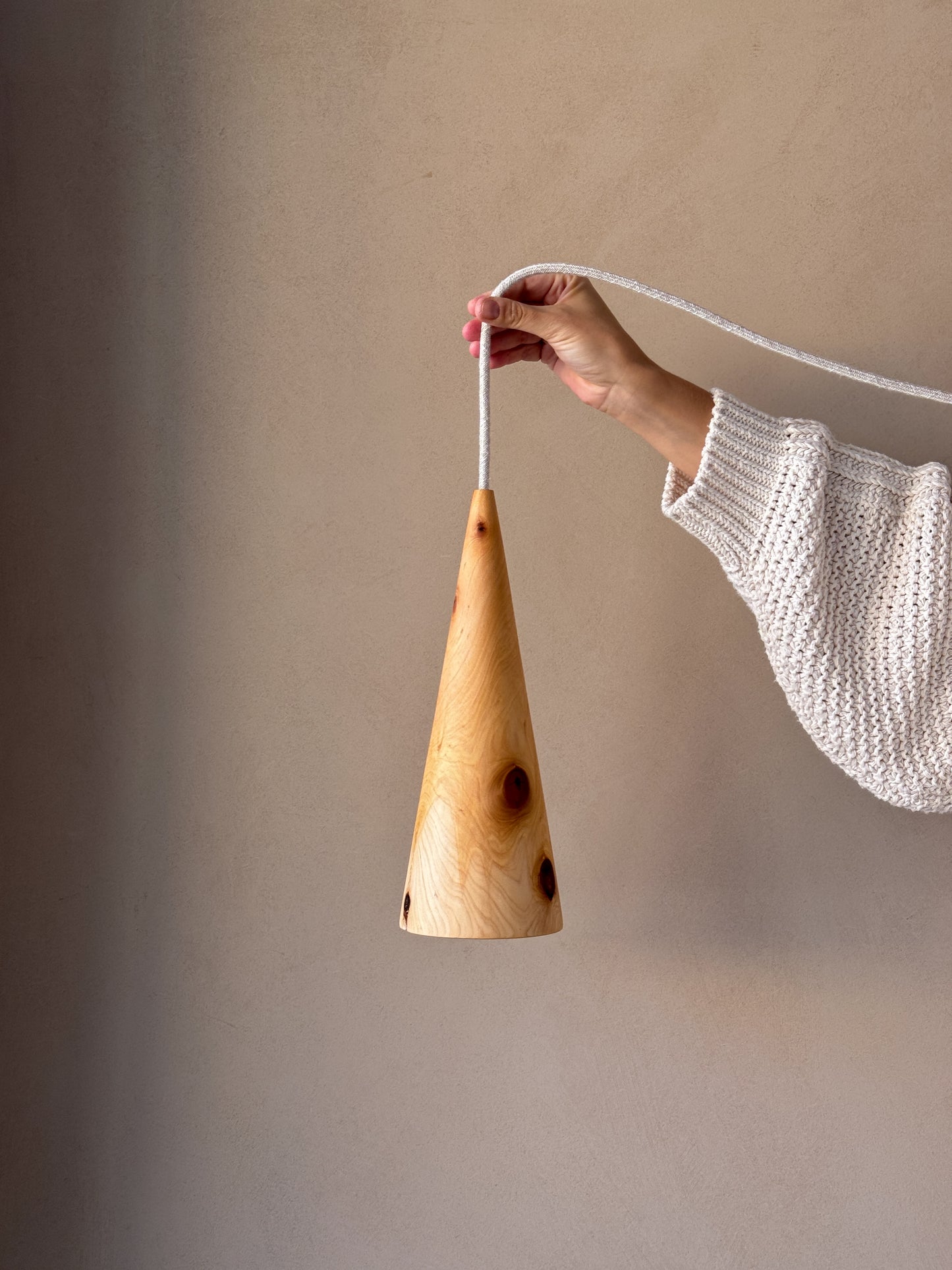 Não há luz sem Sombra | Candeeiro Cónico Suspenso Natural