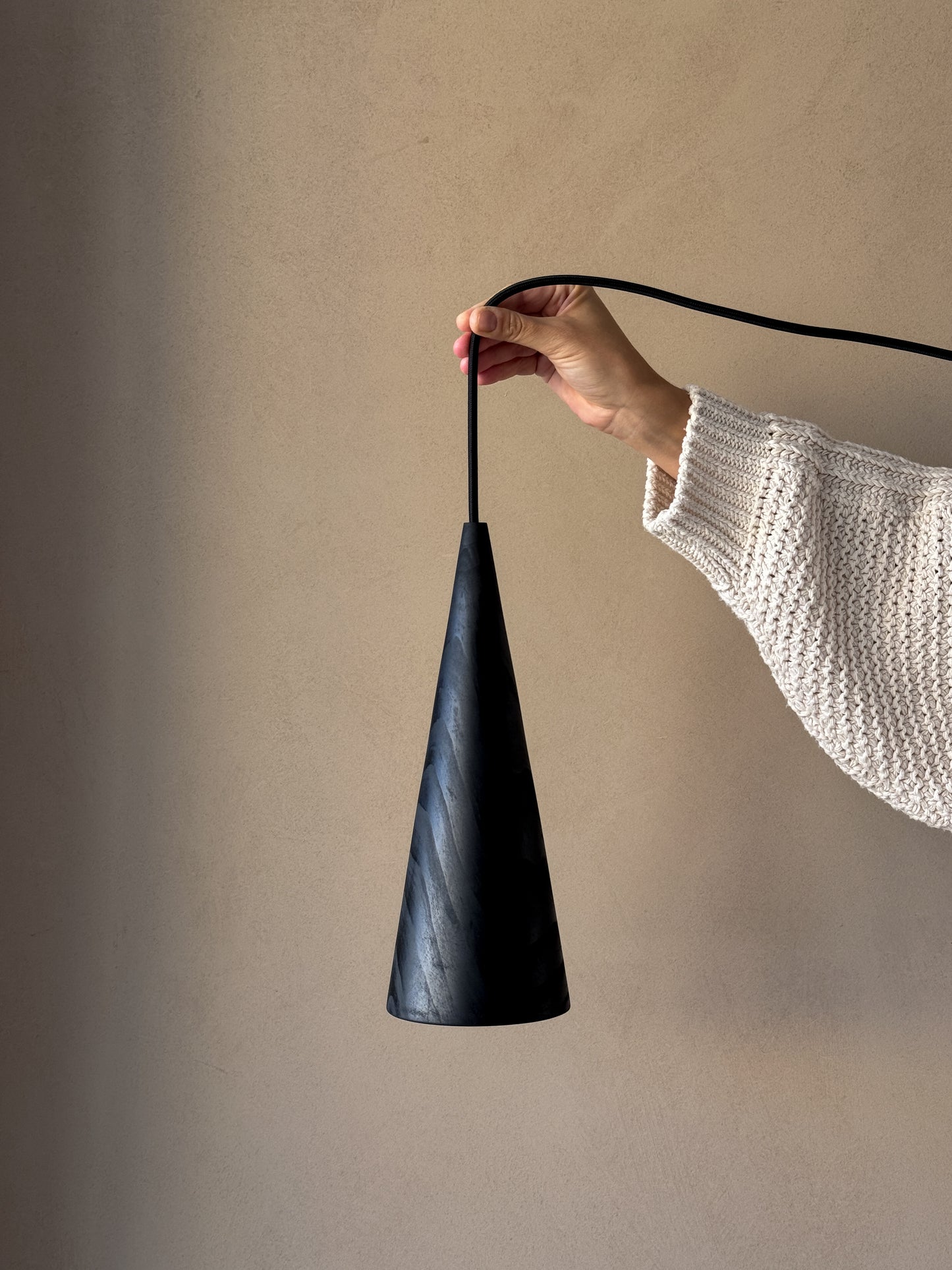 Não há luz sem Sombra | Candeeiro Cónico Suspenso Queimado